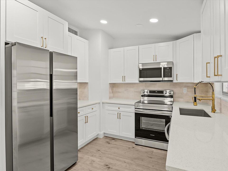 1st image of 555 SE Airoso Boulevard
