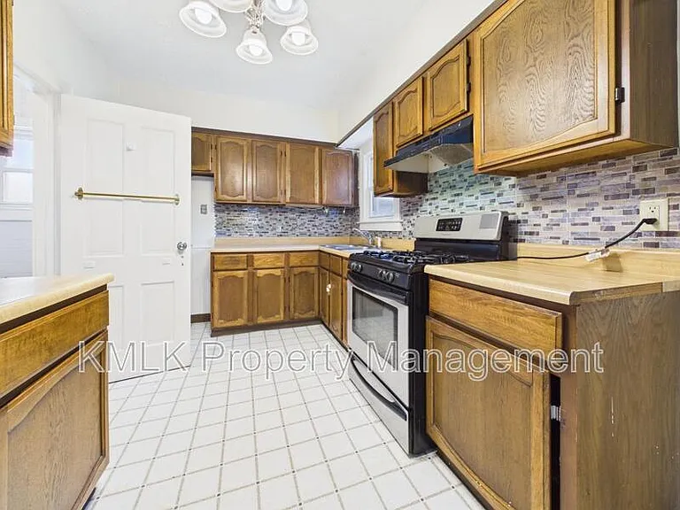 183 N Union St — Photo 12