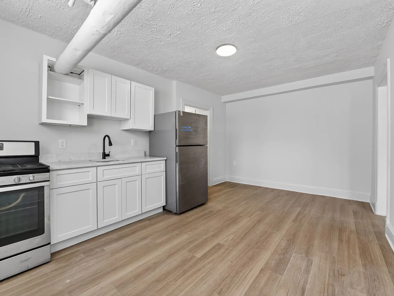 2 bed, 700 sqft, $1,599 — Photo 2