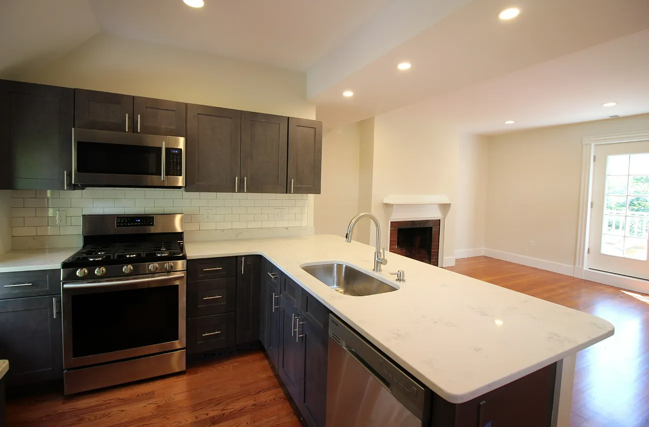 5 bed, 2.5 bath, 9999 sqft, $5,000 — Photo 2
