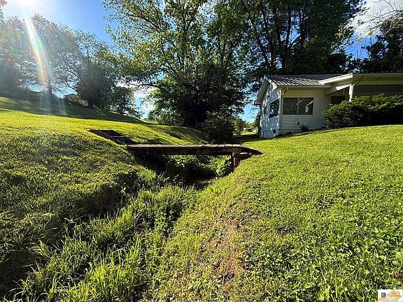 5th image of 303 Valley Dr