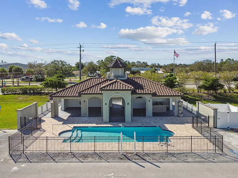21000 Isola Bella Cir — Photo 15