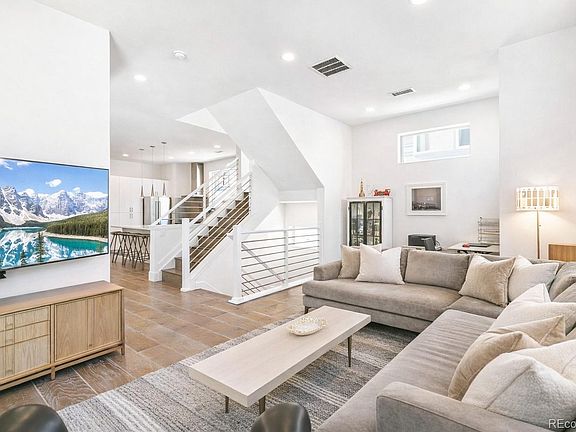 4th image of 61 W 10th Avenue