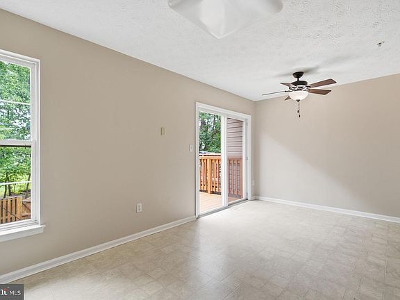 5th image of 222 Foxmanor Ln