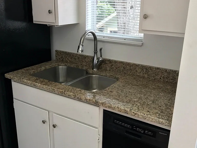 1112 Welch St #2 — Photo 6