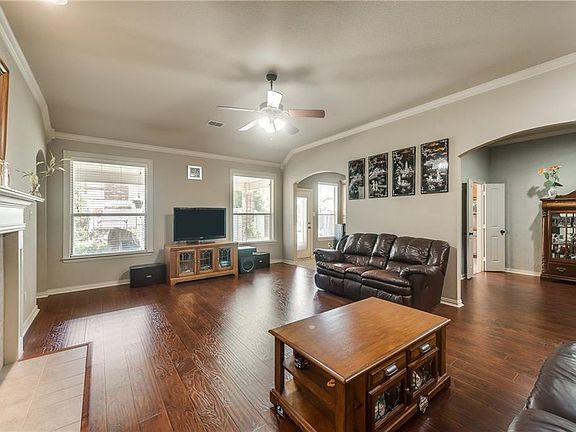 3rd image of 1012 Greenbriar Ct