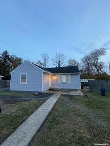 22 E Poplar Street, Central Islip, NY, 11722