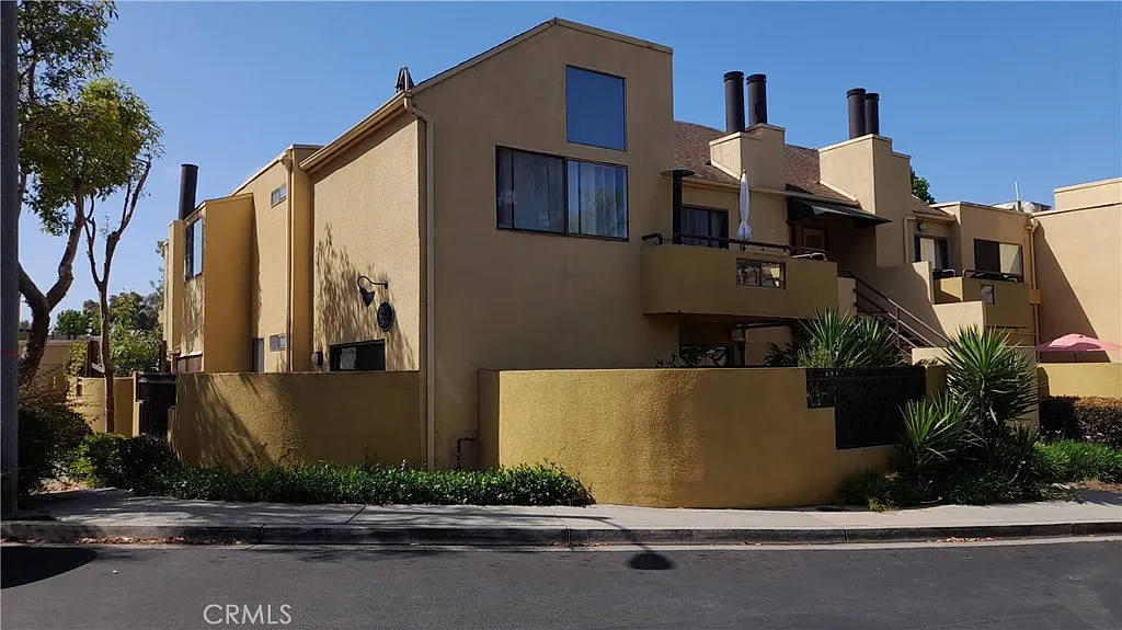 2 bed, 980 sqft, $3,350 — Photo 1