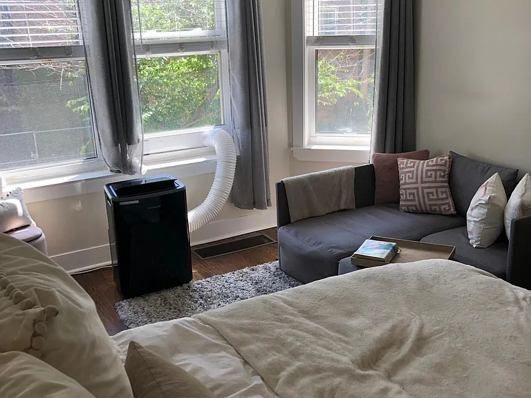 646 1/2 W Roscoe St #1N — Photo 17