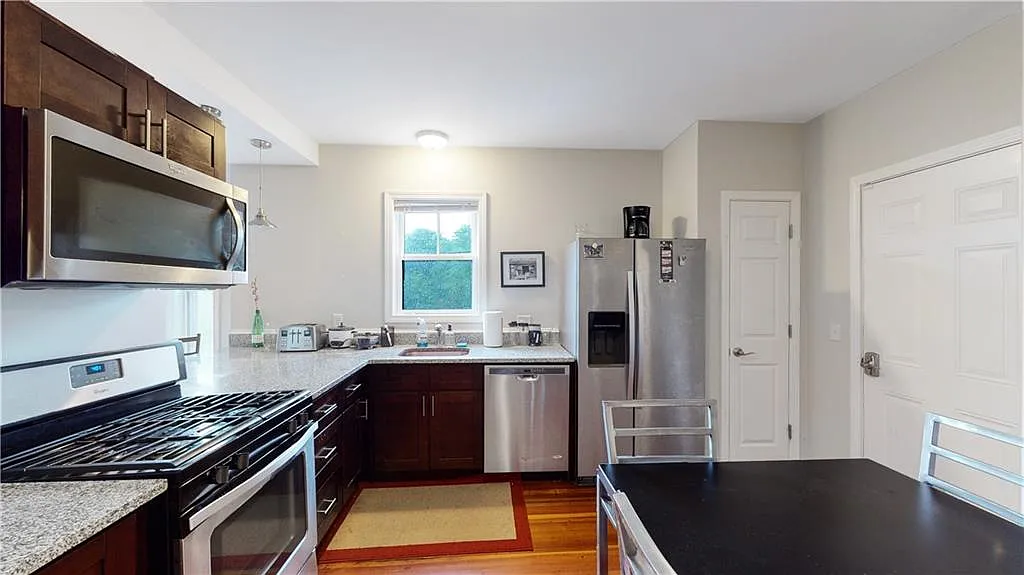 7 bed, 2500 sqft, $1,100 — Photo 2