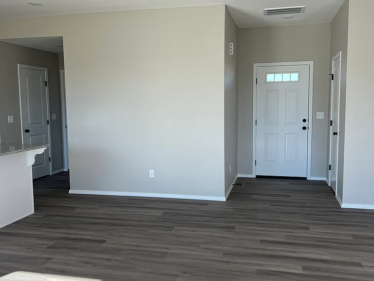 2979 N Dickerson Ave — Photo 4