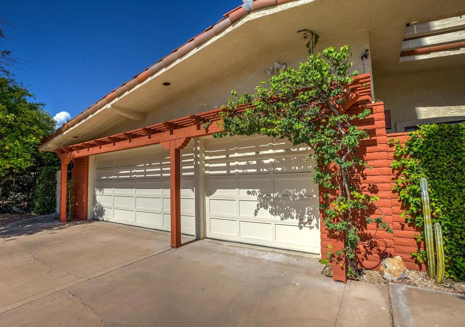 2055 S Tulare Dr — Photo 4