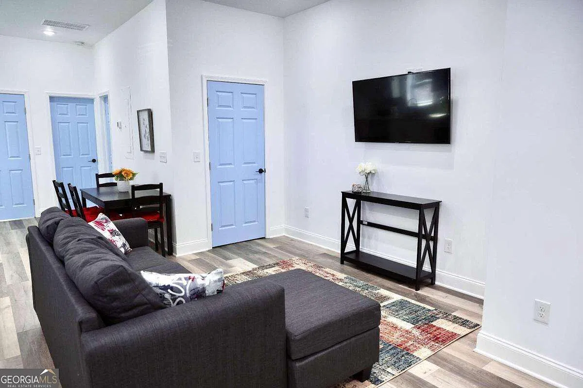 2 bed, 1.0 bath, 700 sqft, $1,900 — Photo 4