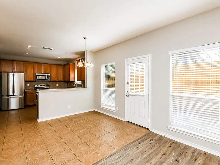 6910 Shore Breeze Ct — Photo 8