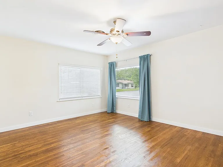 409 S Pear St — Photo 9