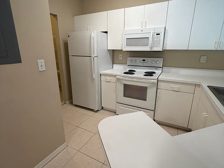615 Fairway Dr #207 — Photo 2