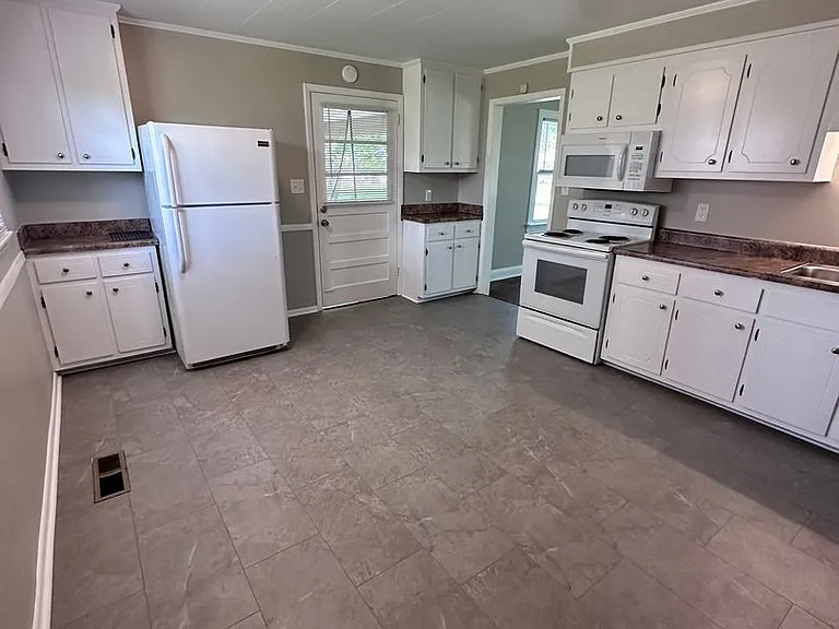 313 Ginnie Ln — Photo 5