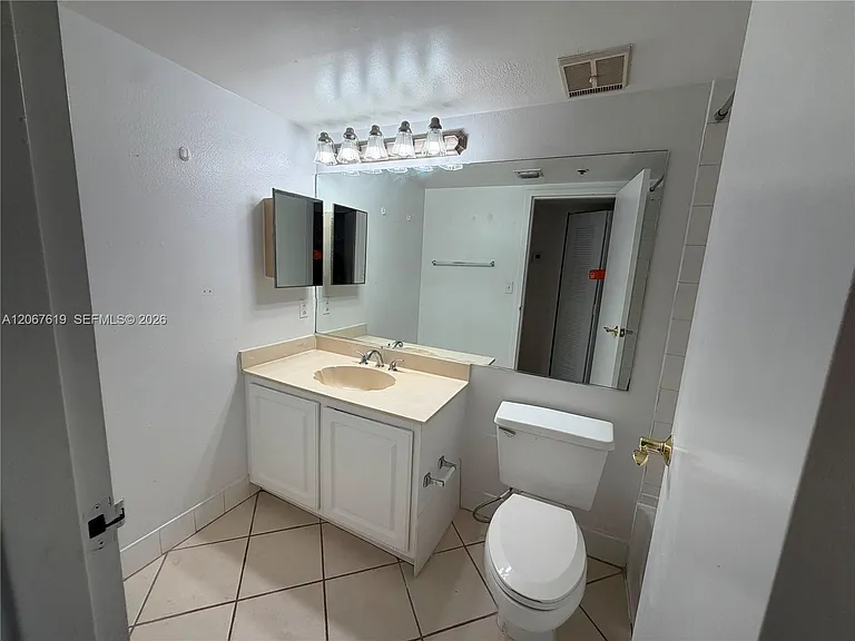 7601 E Treasure Dr #902 — Photo 9