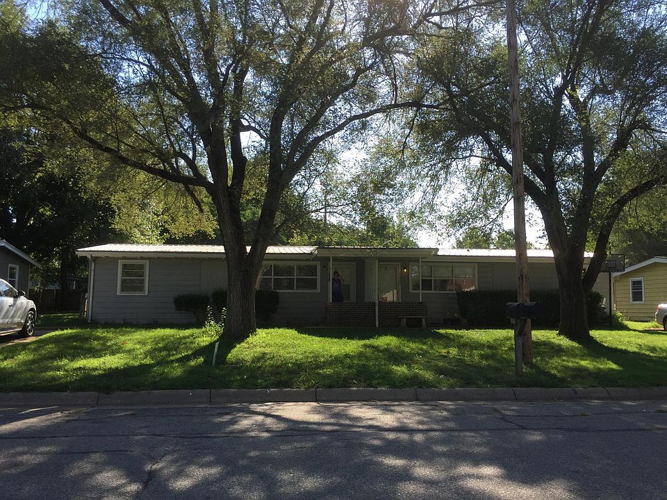 Front entrance to property