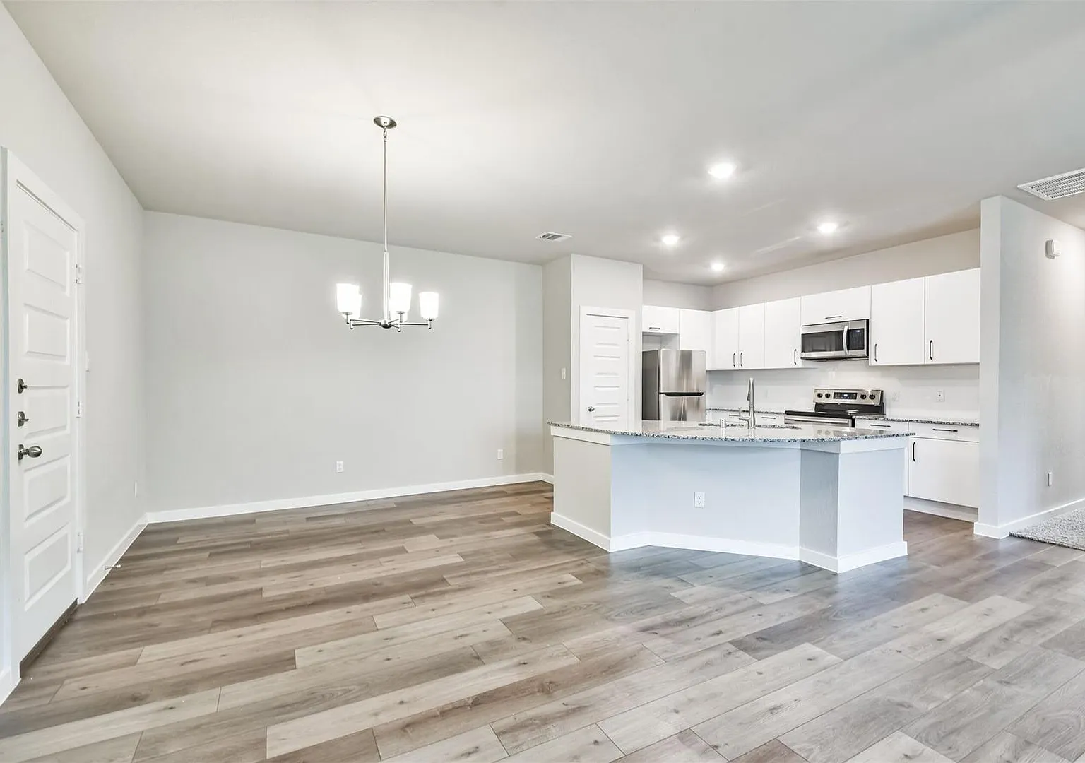3 bedroom ready for move in! — Photo 2