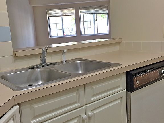 5th image of 320 Village Pointe Dr #4