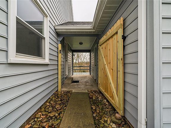 3rd image of 120 Van Ave