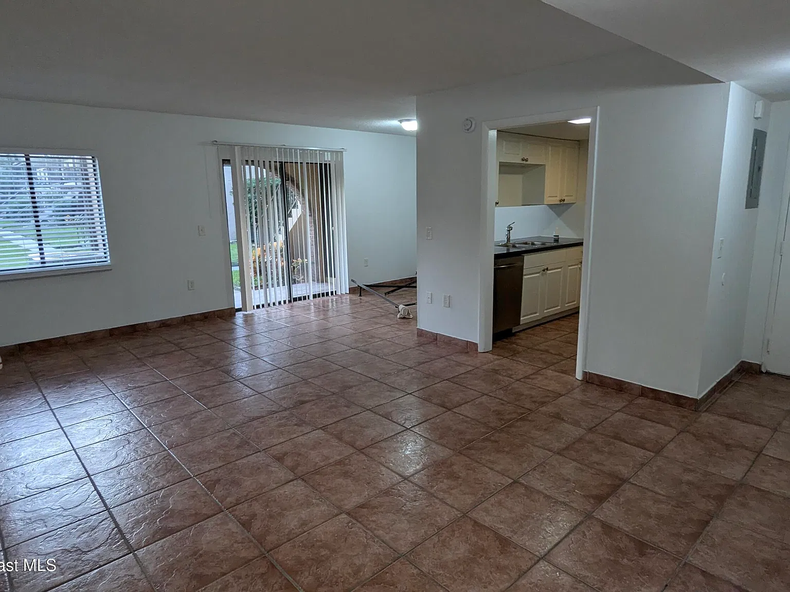 3 bed, 2.0 bath, 1220 sqft, $1,700 — Photo 4