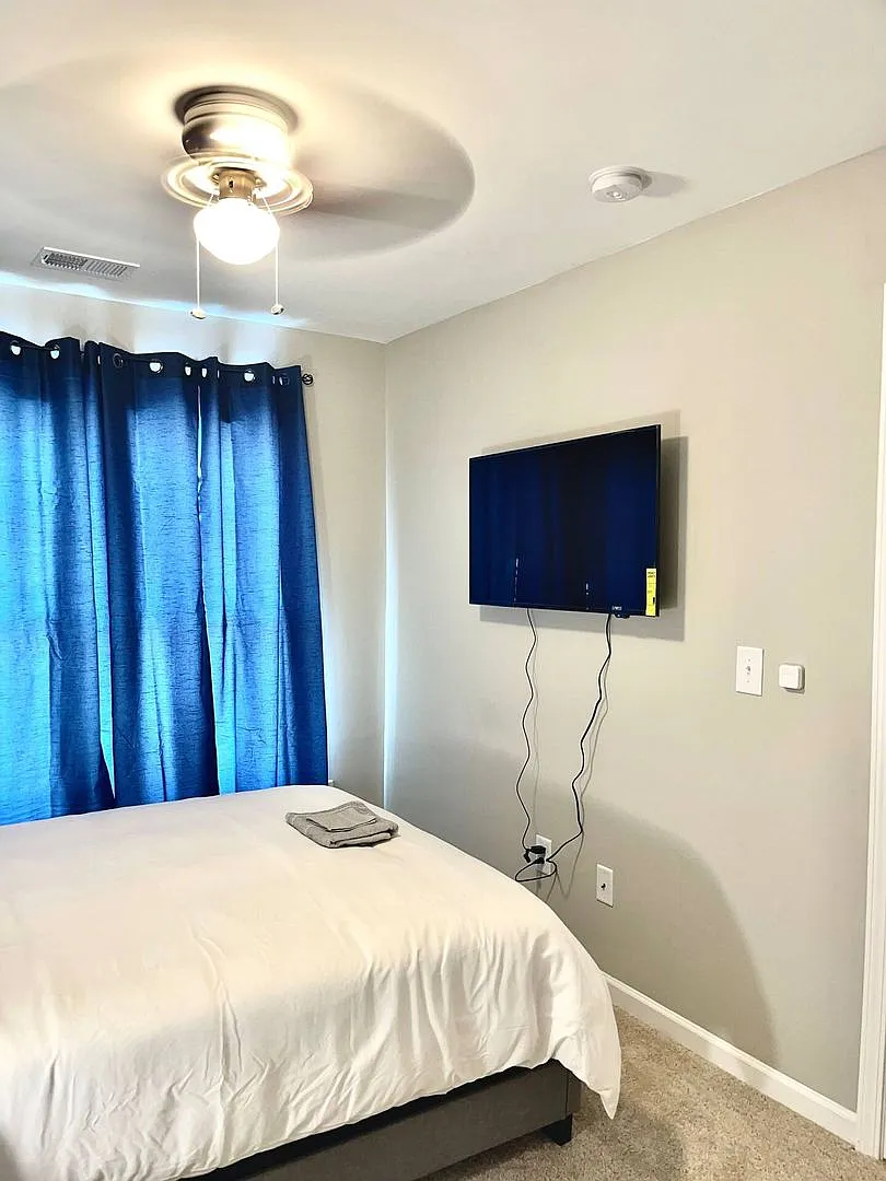 Room in 3 Bedroom Townhome at Laurel Ridge Cir — Photo 3
