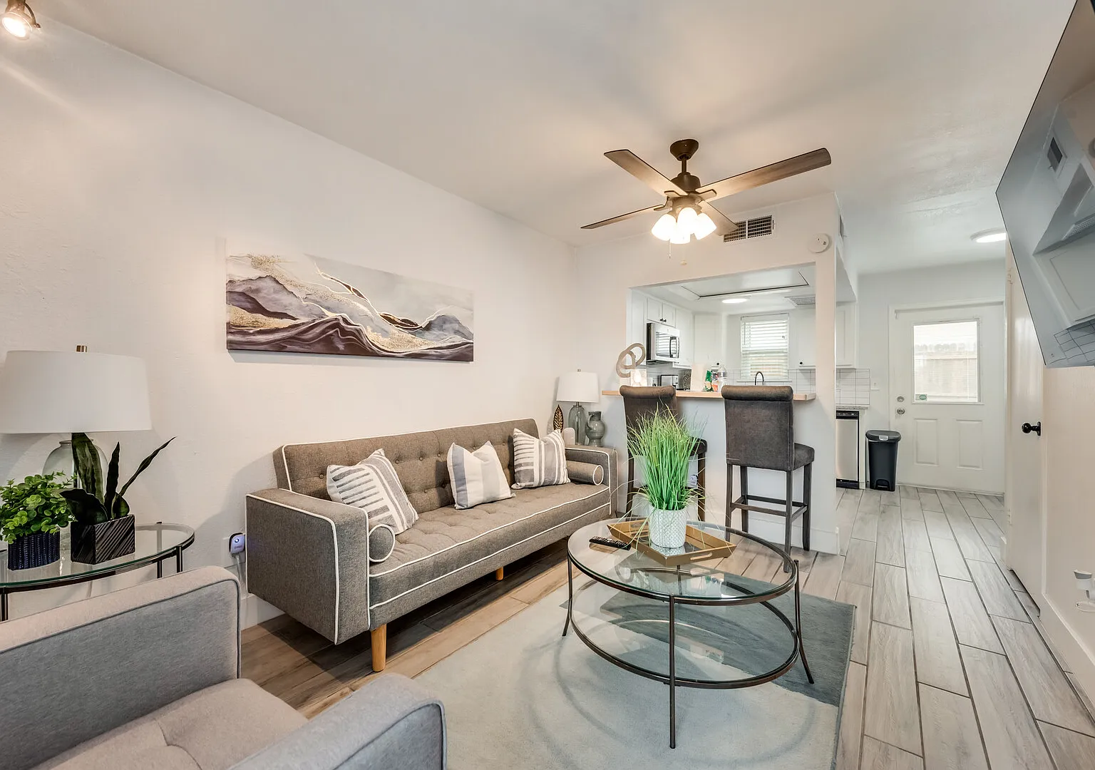 I69 World Cup Stay - 18 min to AT&T - Sleeps 2 - Free Parking — Photo 1