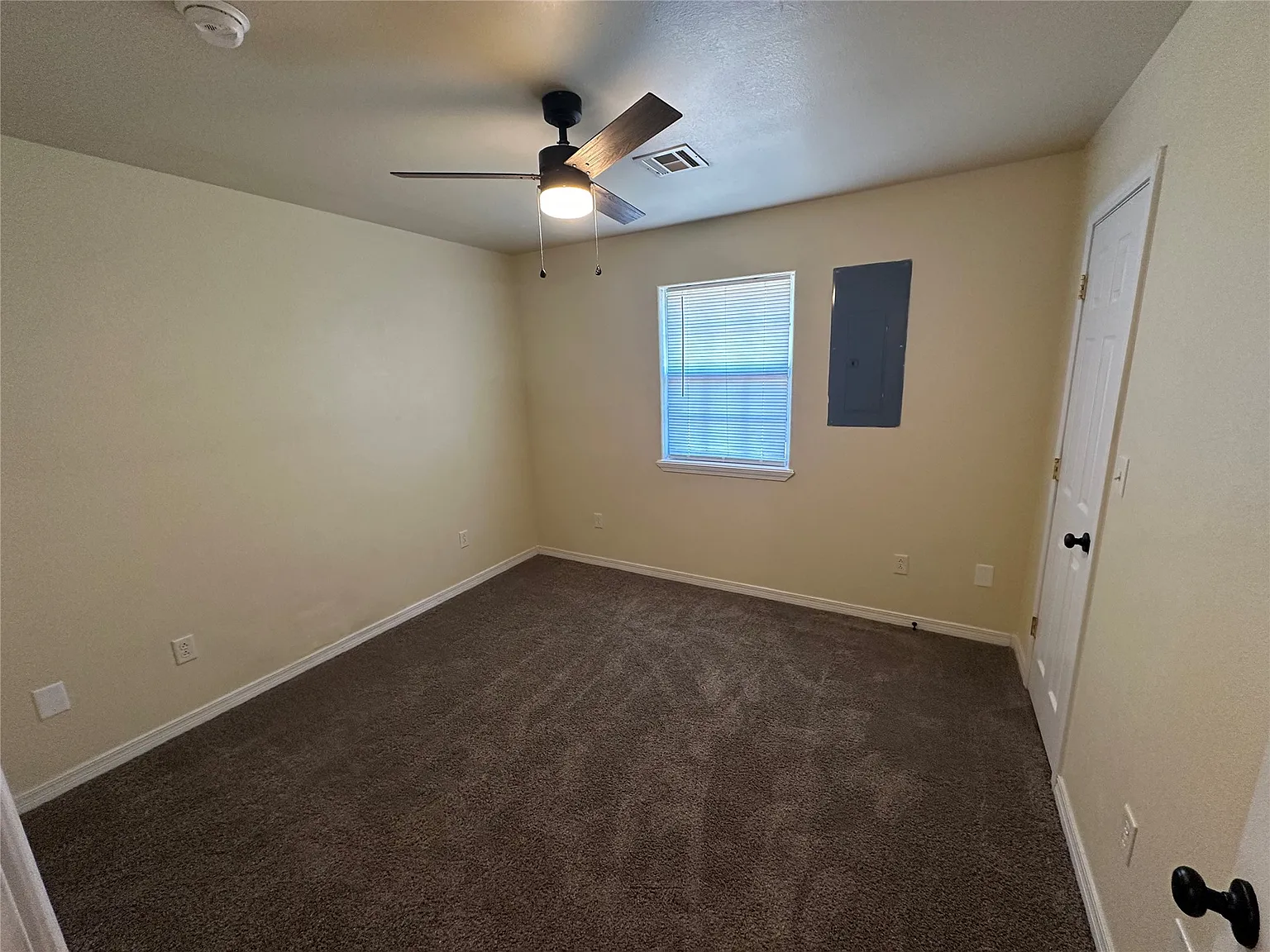 2 bed, 1.0 bath, 1802 sqft, $850 — Photo 1