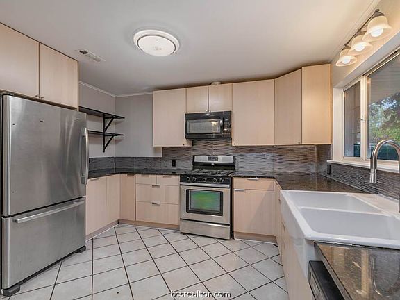3rd image of 510 Olive St