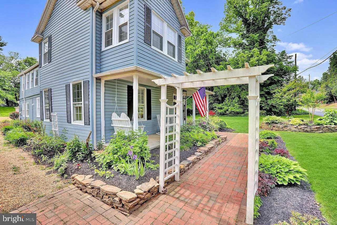 3 bed, 2.5 bath, 2461 sqft, $3,000 — Photo 3