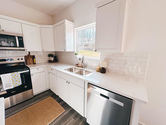 5th image of 72 Bobo St