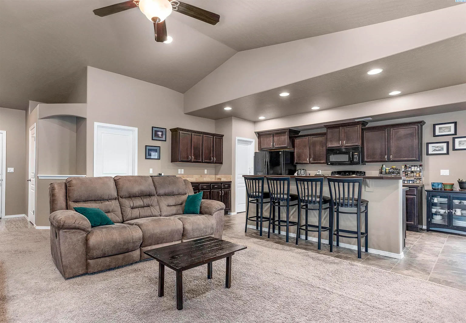 6410 Turf Paradise Dr photo 1