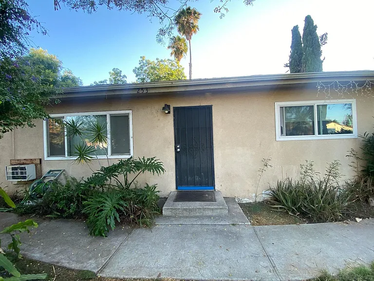 253 N Cedar St — Photo 2