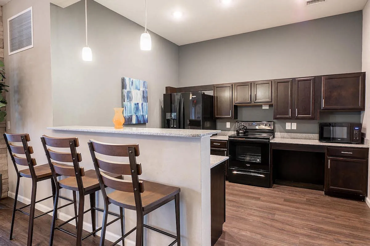 Mosaic Apartments — Photo 4