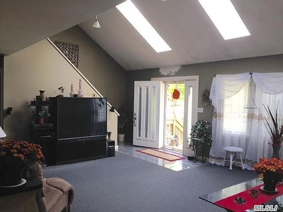 4th image of 53 Linden Ln