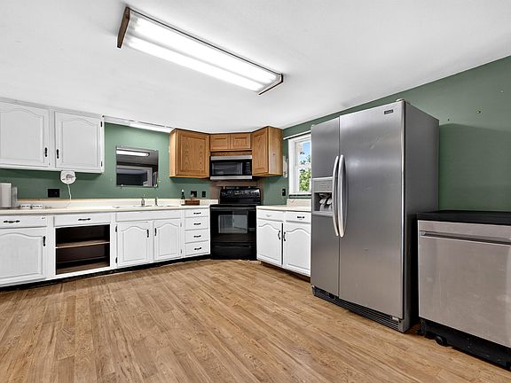 3rd image of 32 Maple Street