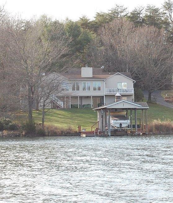 1st image of 210 Summer Ln
