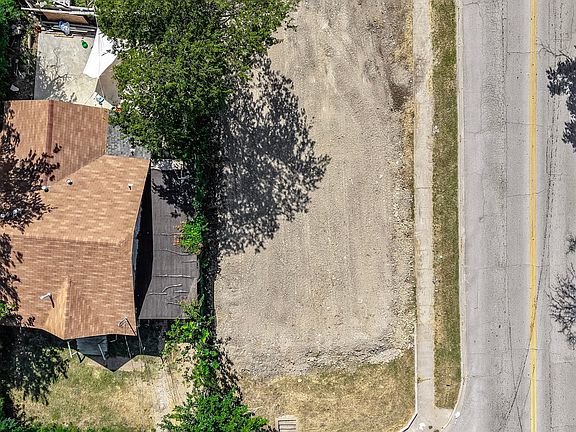 4th image of 1735 E Waco Ave