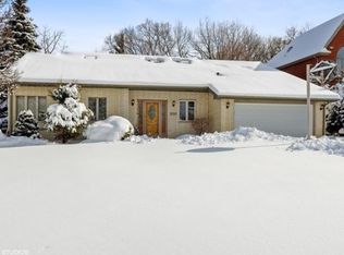 8741 Skyline Dr, Burr Ridge, IL 60527