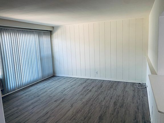 3rd image of 15907 Victory Blvd #106