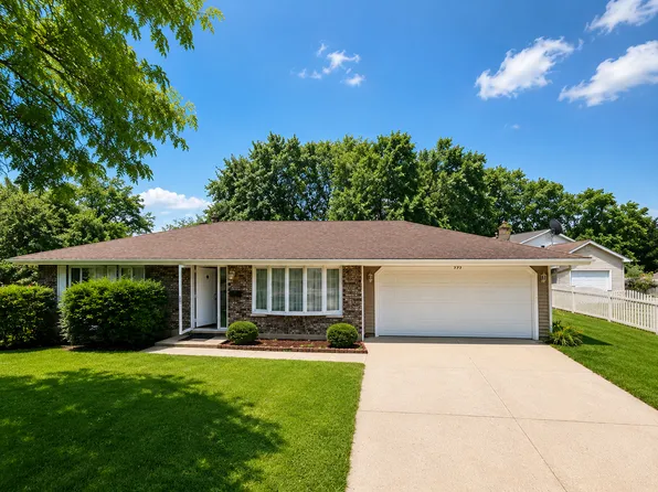 935 S Cedarcrest Dr, Schaumburg, IL 60193