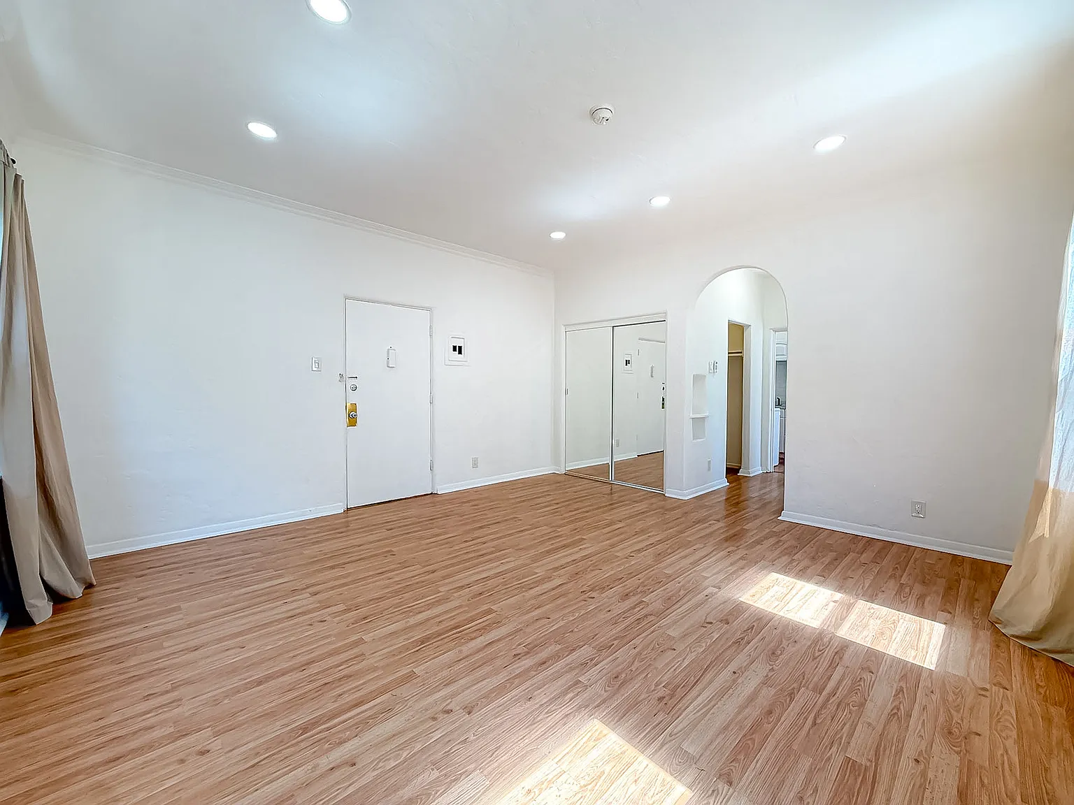 Studio, 400 sqft, $1,995 — Photo 3