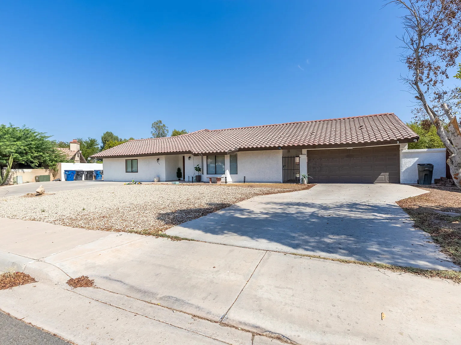 3 bed, $2,400 — Photo 2