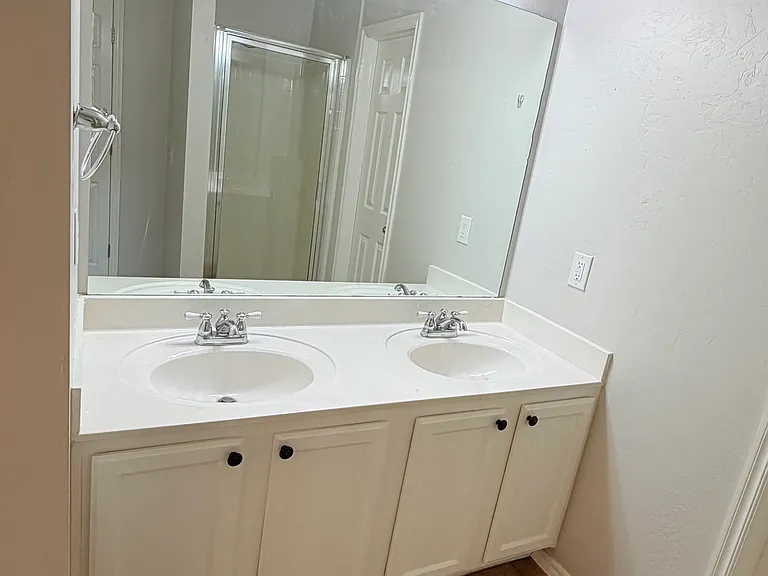 2401 Chadsford Ln — Photo 10