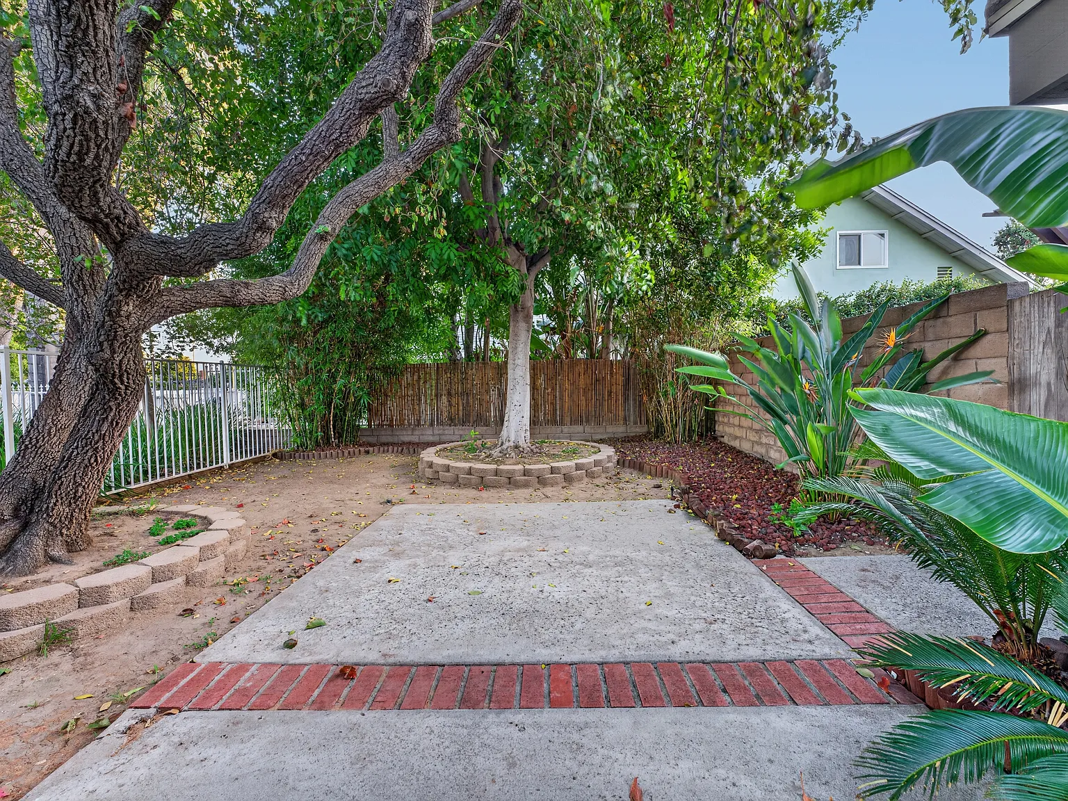 1 bed, 2047 sqft, $1,200 — Photo 2
