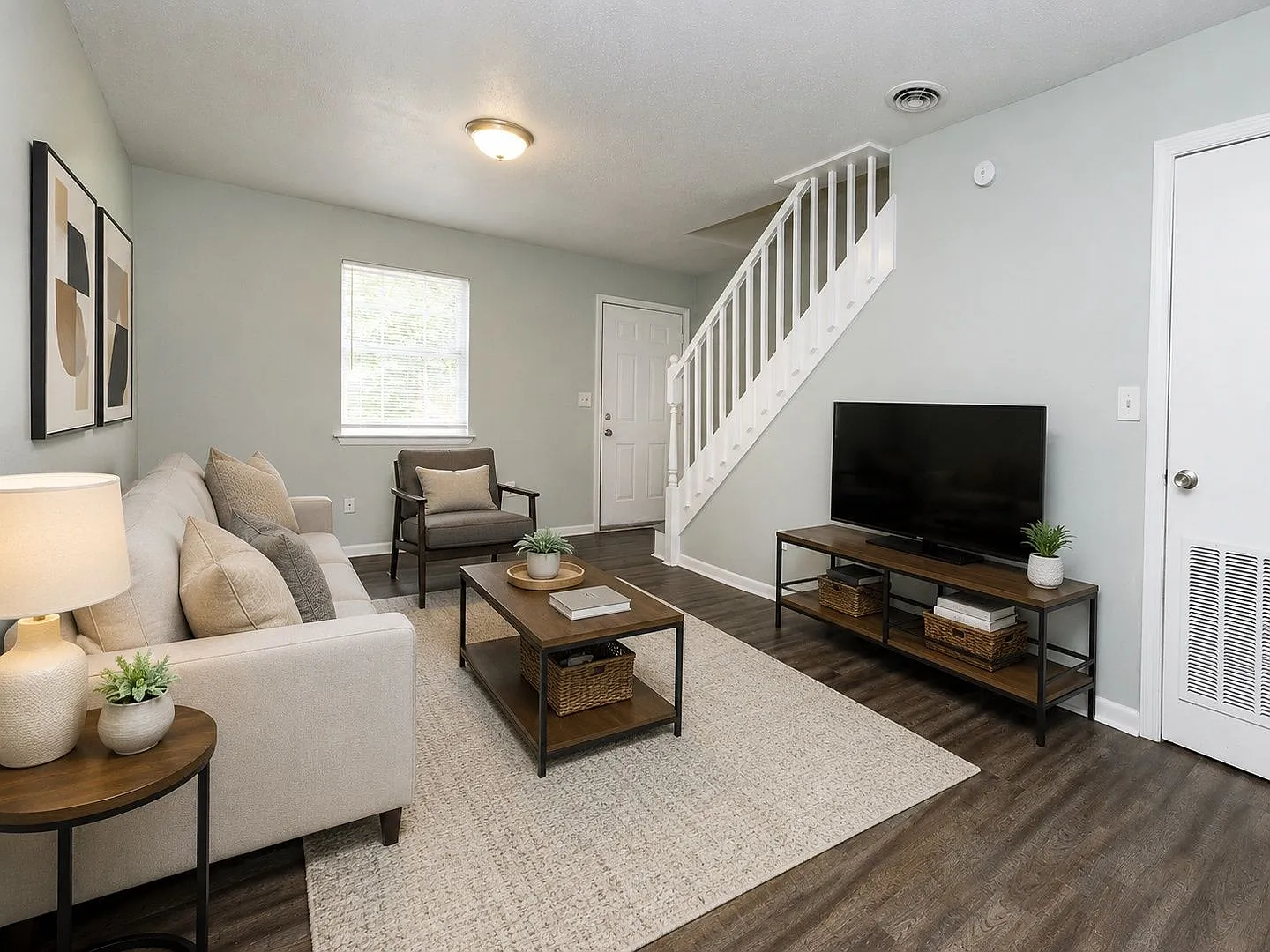 2 bed, 1.0 bath, 900 sqft, $995 — Photo 1