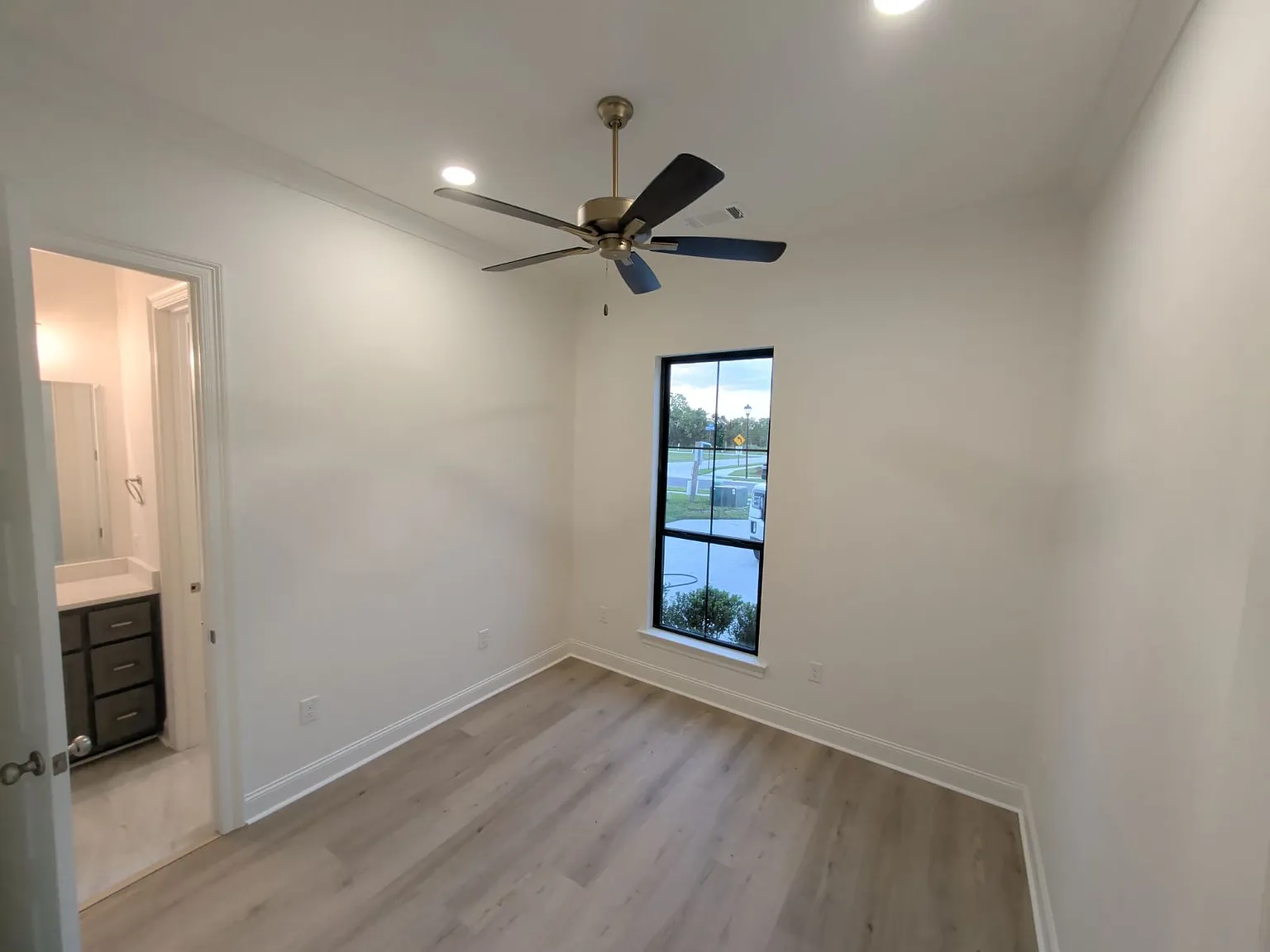 4 bed, 2119 sqft, $4,000 — Photo 3
