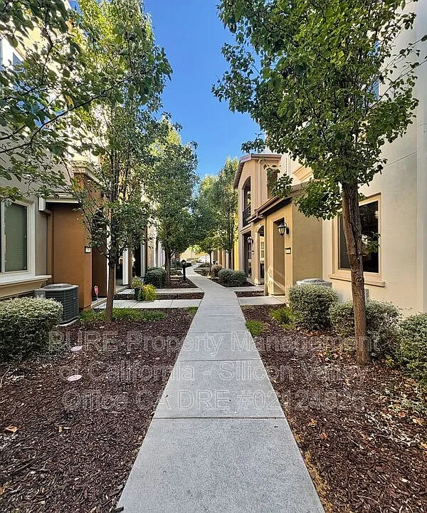 2712 Ferrara Cir